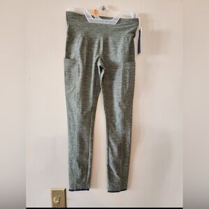 Vineyard Vines performance leggings sage olive xxs
Msrp 88.00